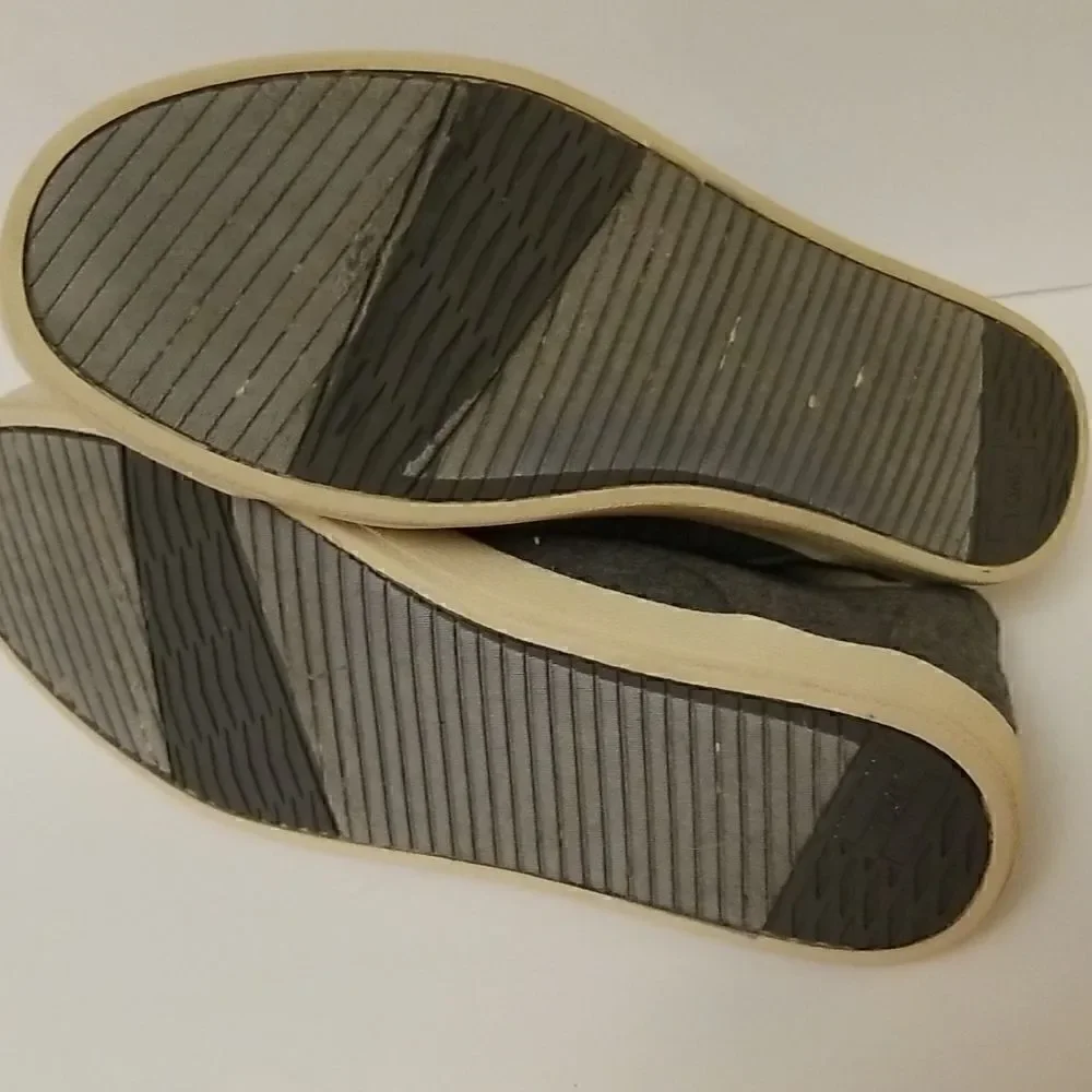 Tom's grey lace up shoes. Size 9.